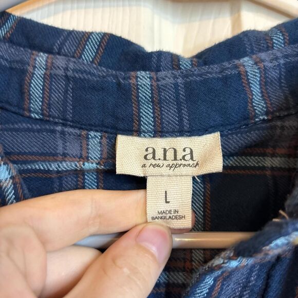 a.n.a A New Approach Women’s Large Plaid Flannel Button Shirt Navy Blue Brown - Picture 2 of 4
